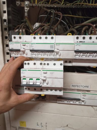 ST MARTIN DE CRAU : remplacement d'un disjoncteur en triphasé, électricité professionnelle