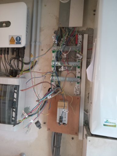 tableau dépouillé 26 mars Panneau électrique avec plusieurs circuits et fils branchés sur un mur.