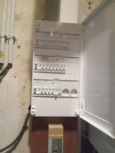tableau terminé 26 mars Tableau électrique avec plusieurs disjoncteurs et compteurs dans un sous-sol.