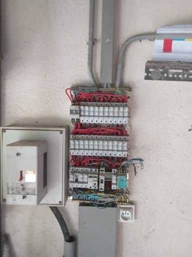 coffret initial Panneau électrique avec plusieurs relais et câbles connectés.
